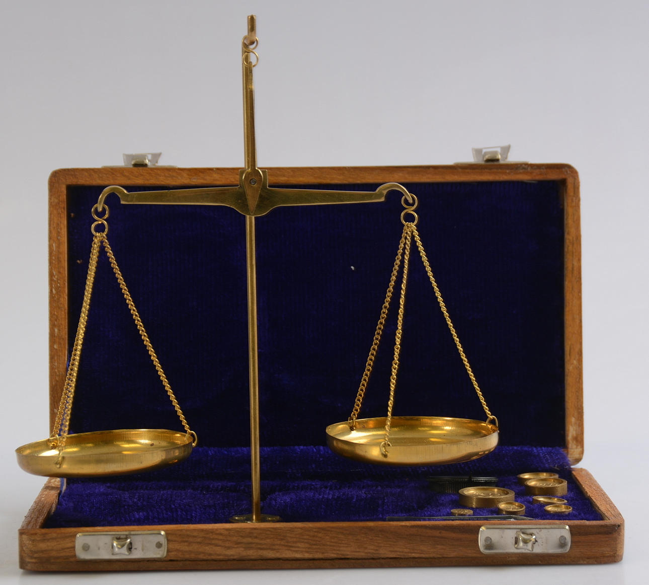 BALANSVÅG MED VIKTER, i etui.