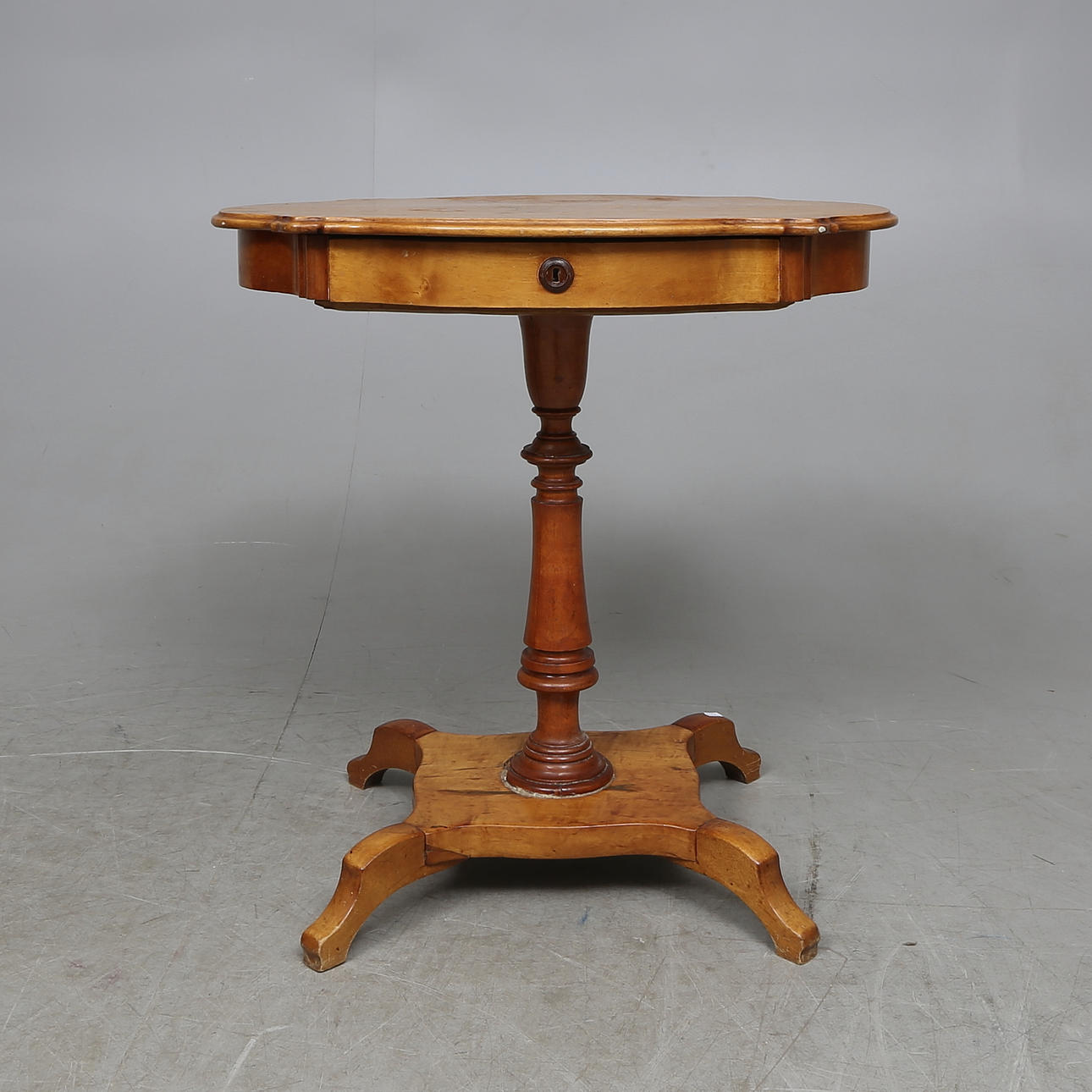 PELARBORD med LÅDA, 1800-tal.