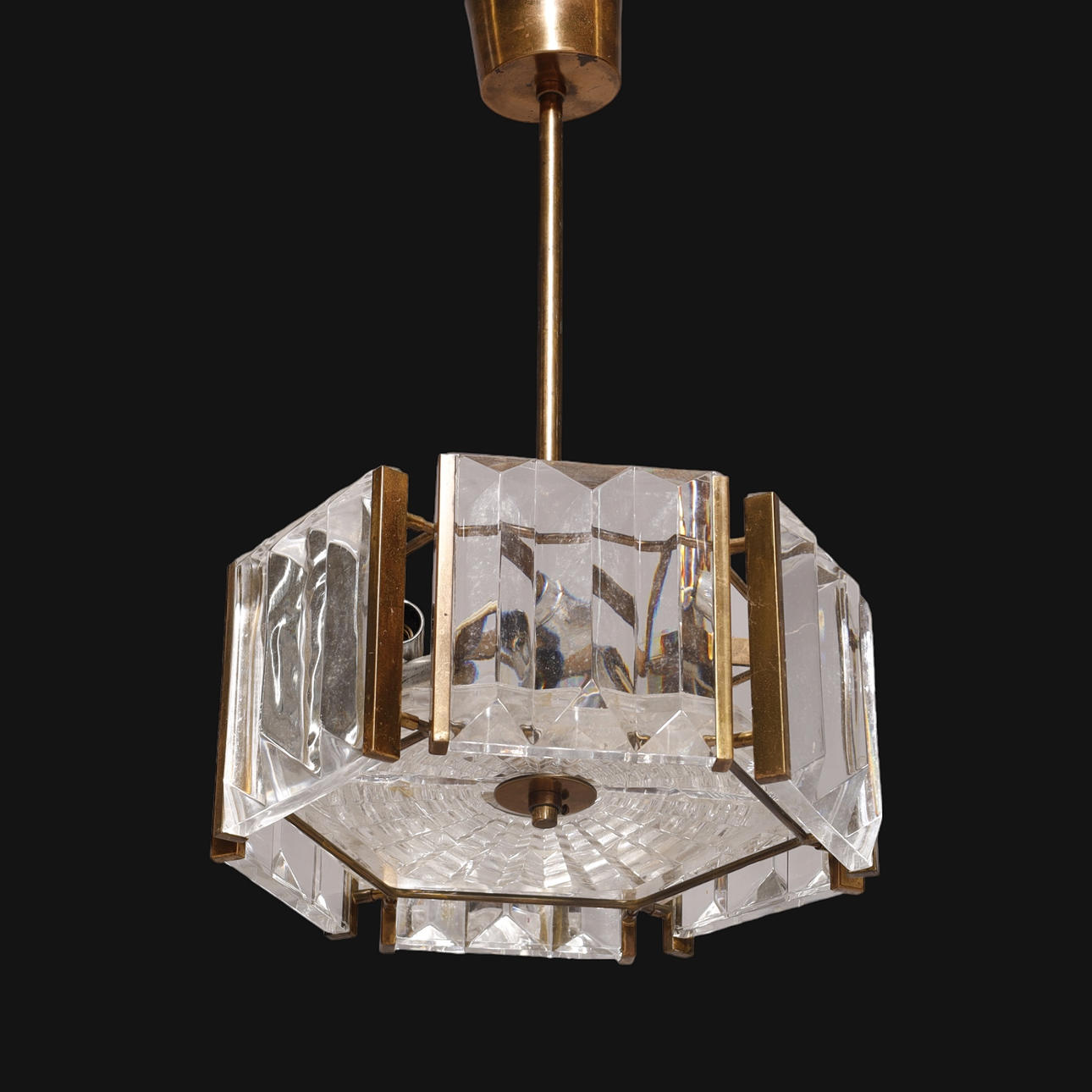 Art deco Loftlampe af messing og krystal glas.