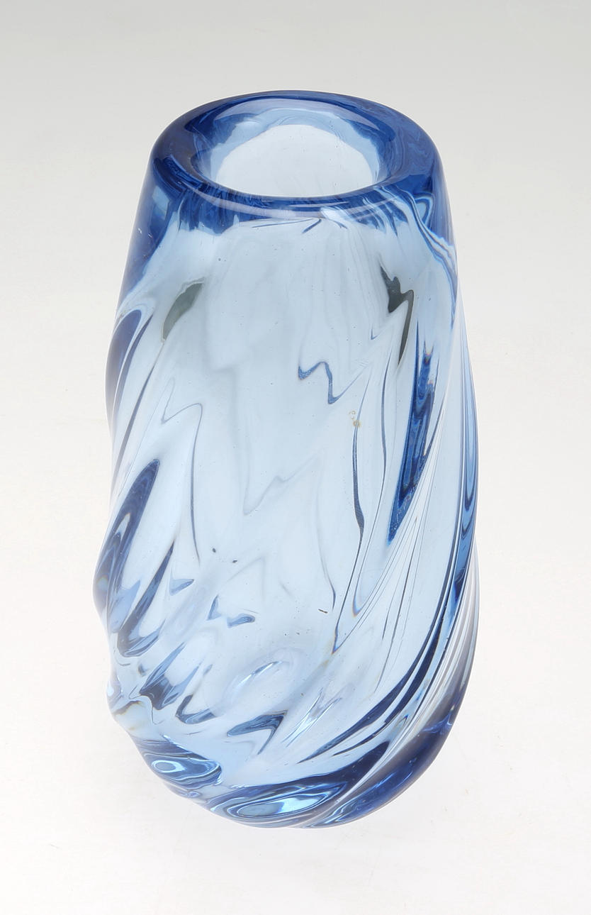 GLASVAS, ljusblått klarglas, 1900-tal.