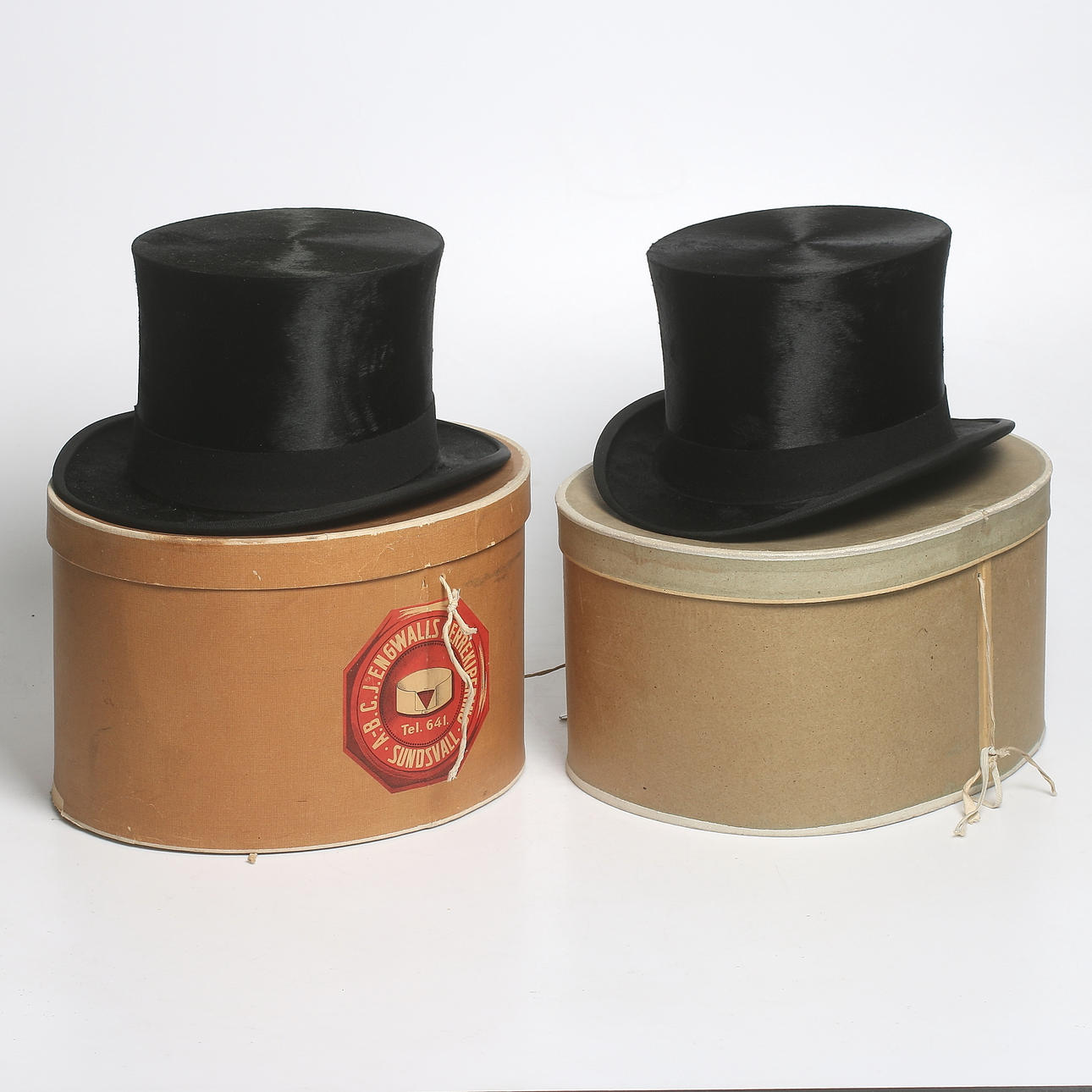 HÖGA HATTAR samt HATTASKAR, 4 delar, bl.a. C.J. Engwalls Herrekipering, Sundsvall. 1900-talets första hälft.