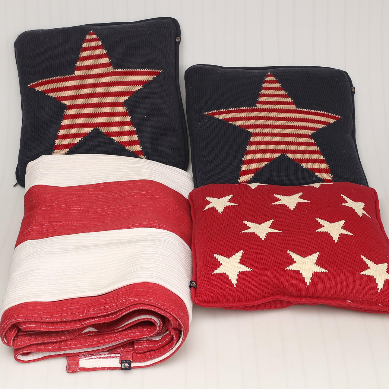 GANT, 3 kuddar samt överkast.