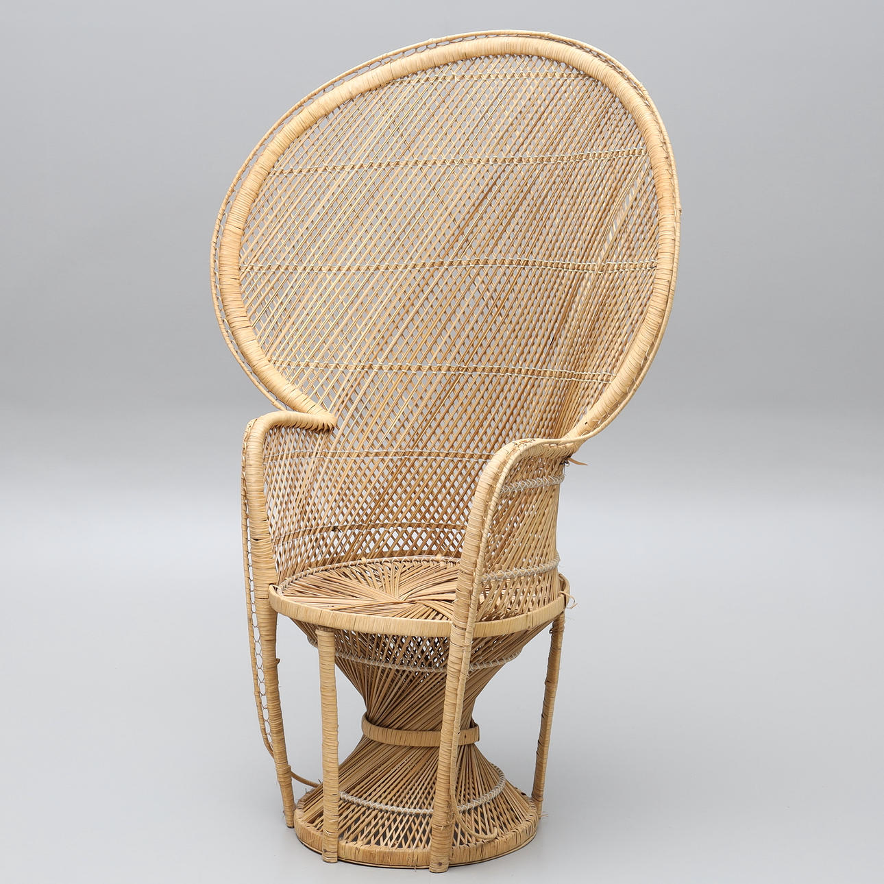 KORGSTOL, rotting "Påfågelstol", 1900-tal.