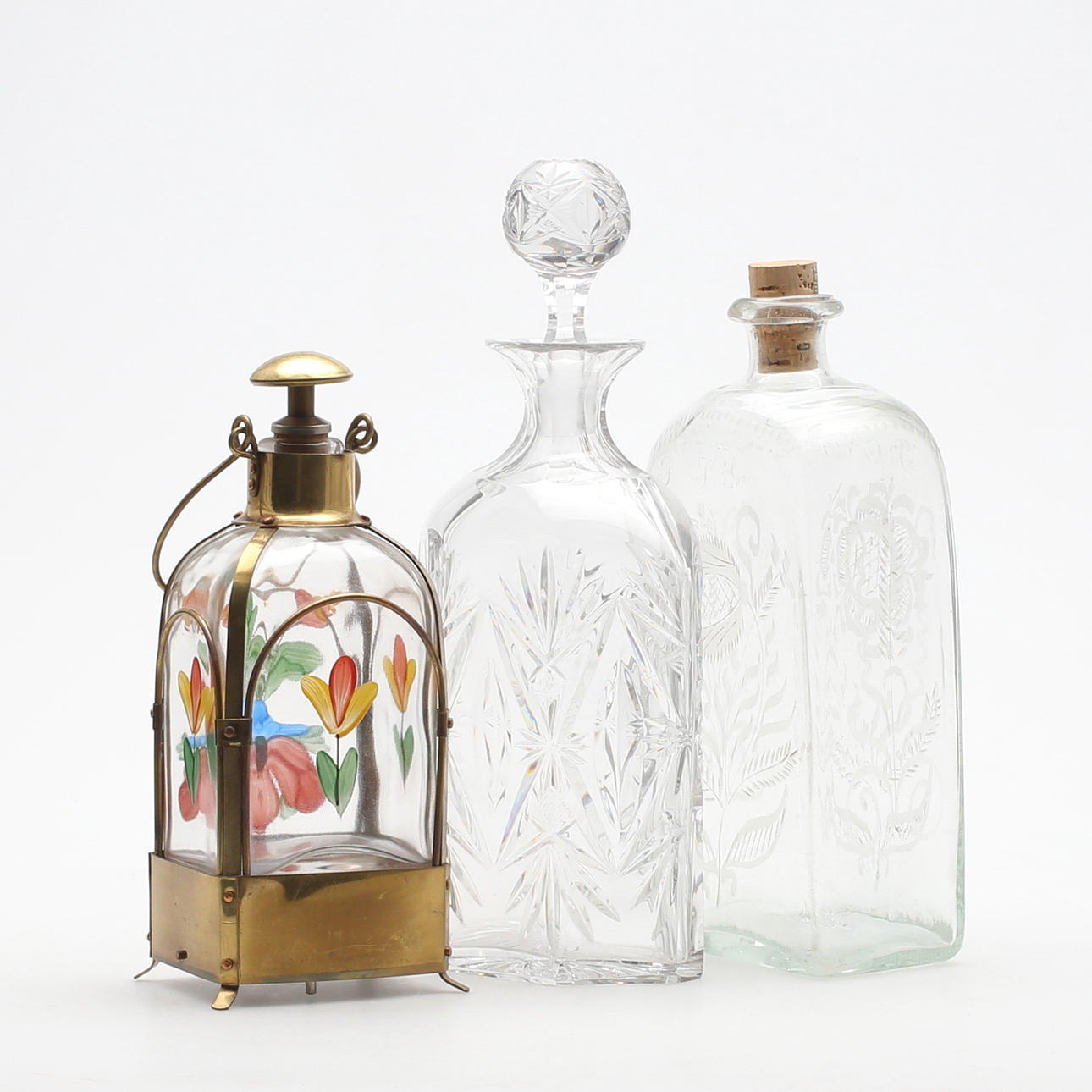 KARAFF med PROPP, SPRITFLASKA, samt SPELDOSA i form av spritflaska, glas/mässing, 1900-tal.