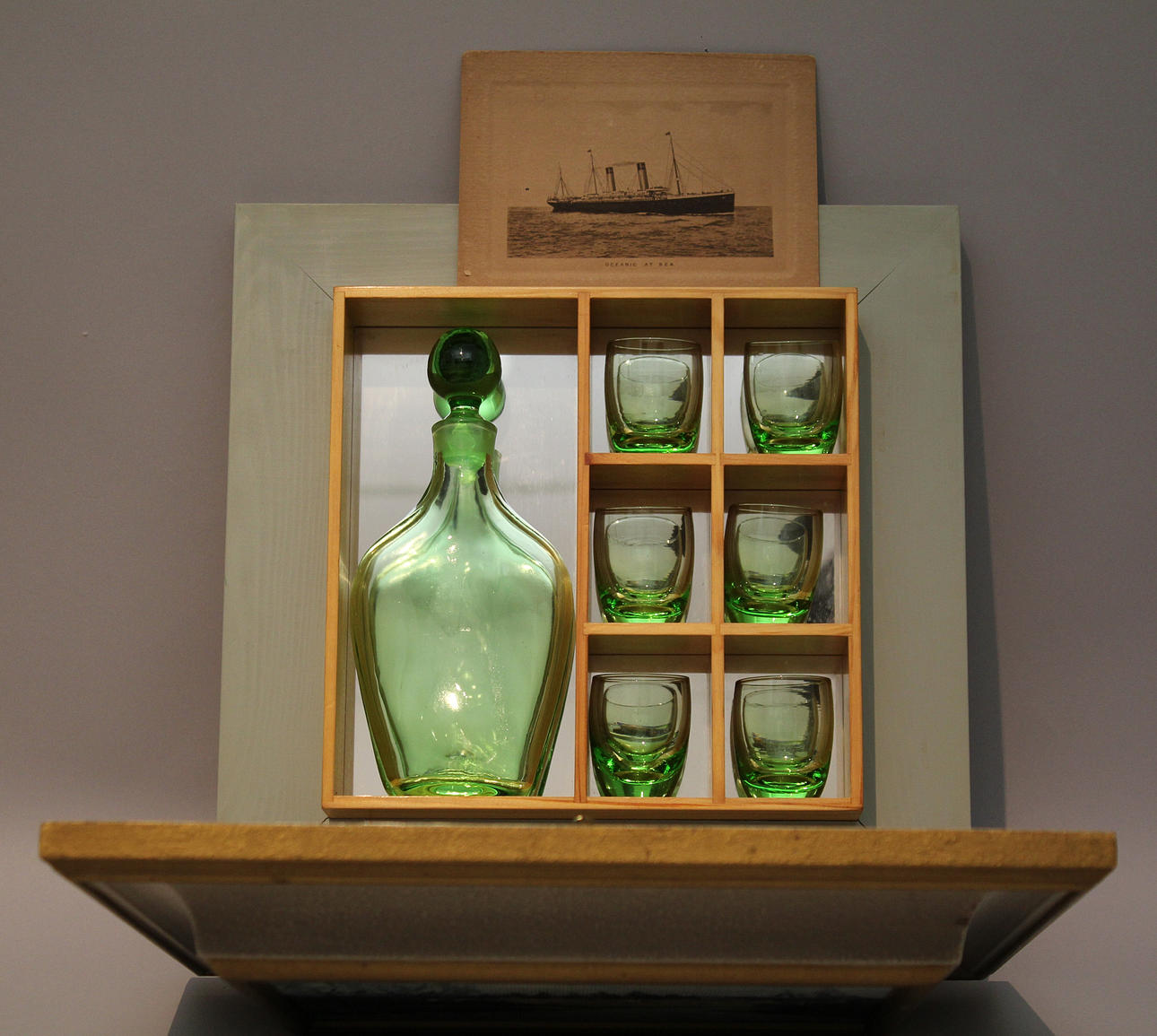 GÖSTA J H LUNDIN. Barskåp/tavla med brännvinsflaska och 6 nubbeglas.