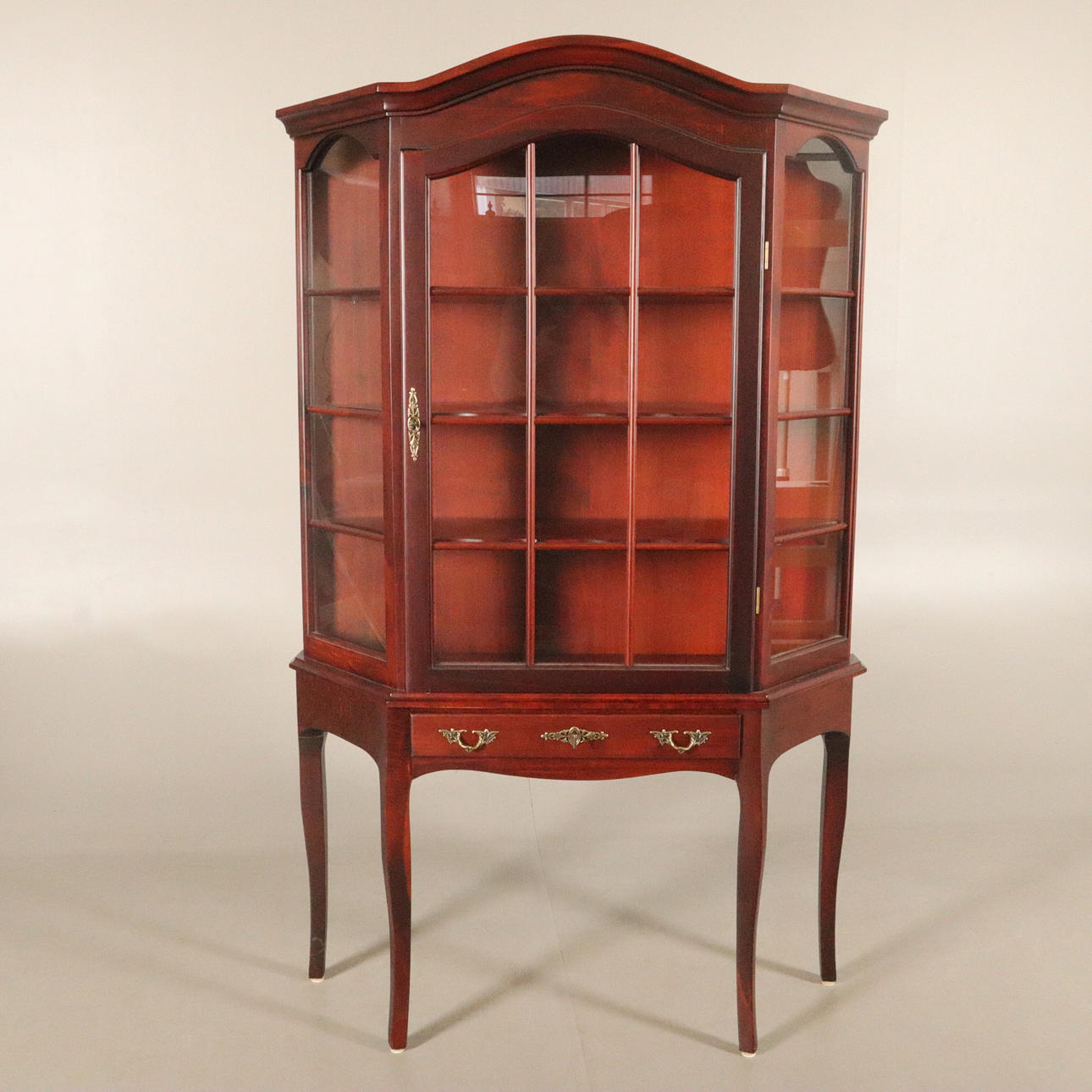 VITRINSKÅP, rokokostil, 1900-tal.