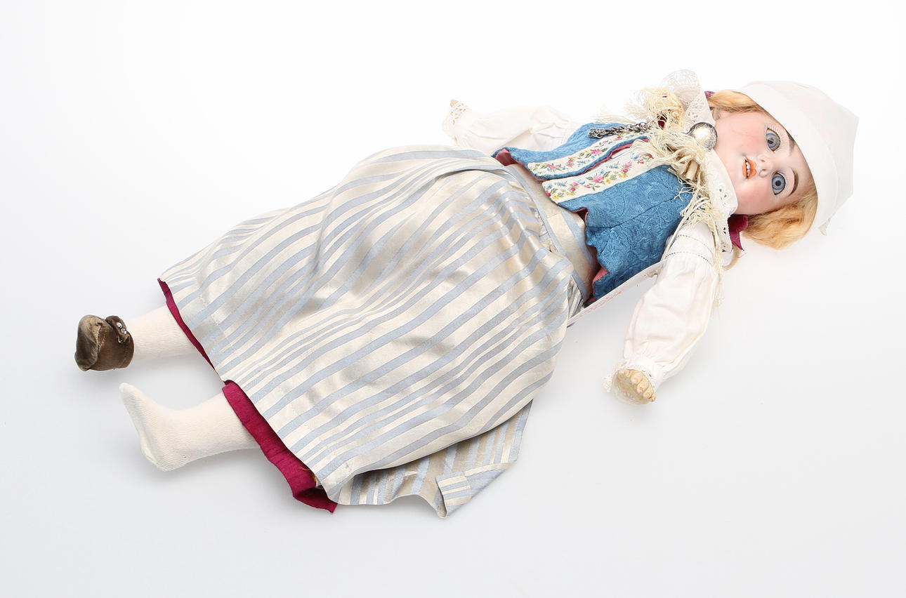 DOCKA, porslin, märkt 1894, Arman Marseille.