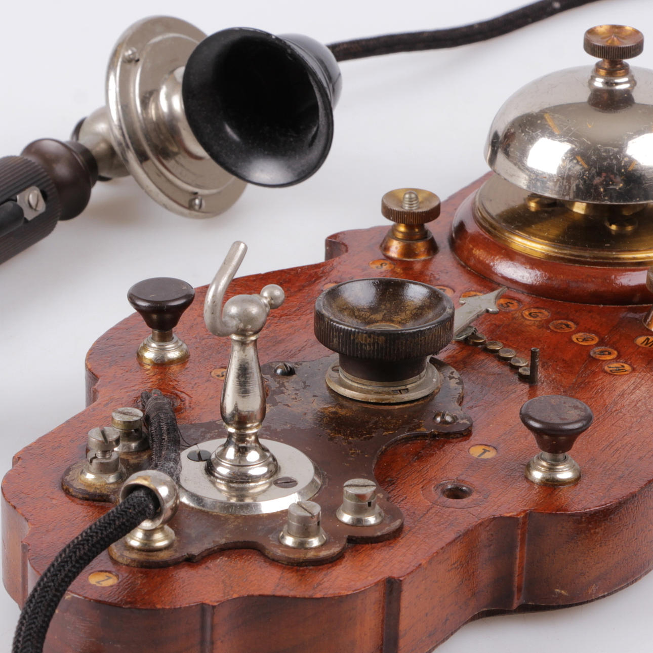 VÄGGTELEFON, LM Ericsson, omkring sekelskiftet 1900.