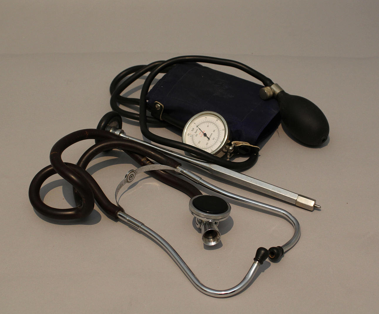 Doktorsutrustning (3). Boso. Stetoskop, Selefa. Blodtrycksmätare Ferrosan. Reflexhammare.