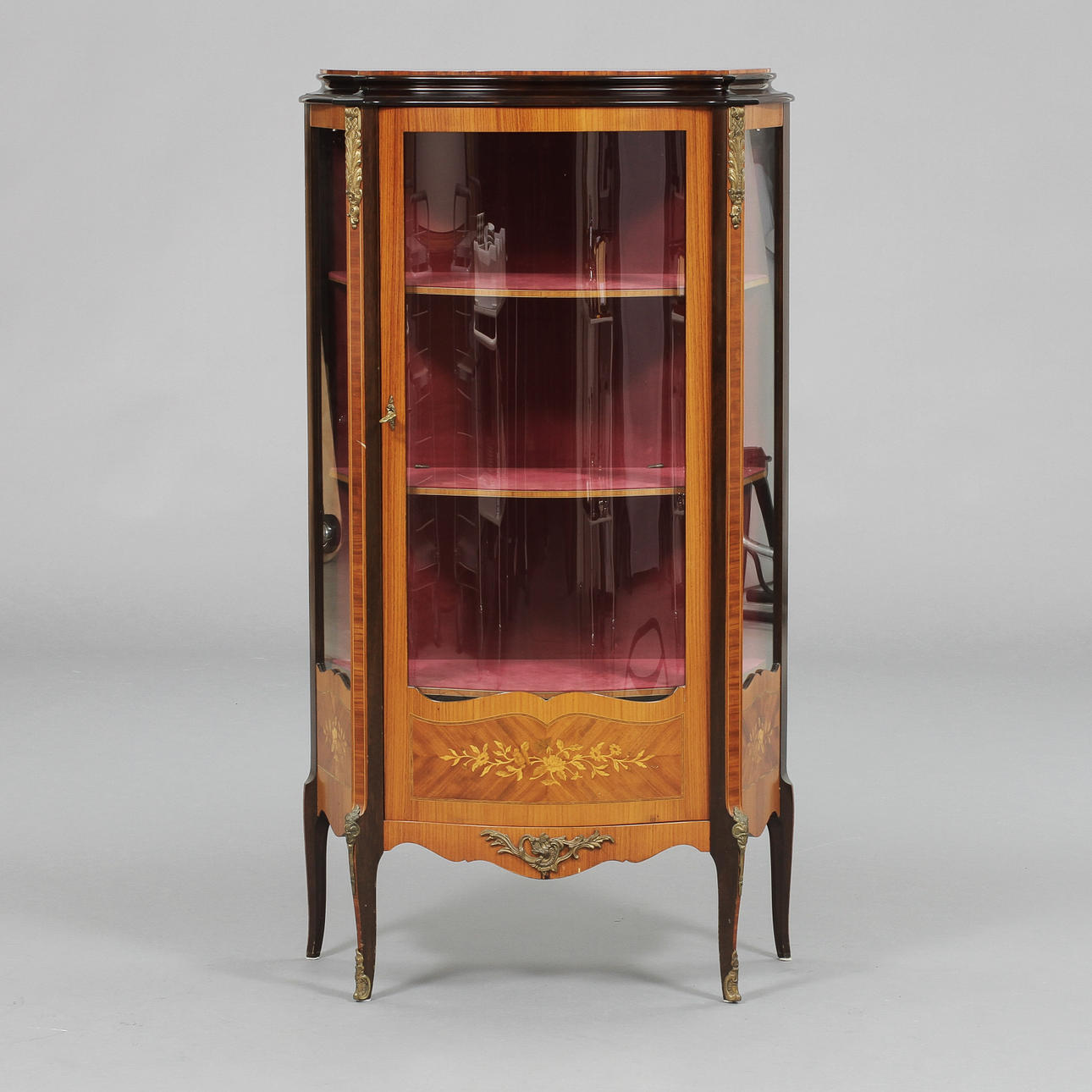 VITRINSKÅP, rokokostil, 1900-tal.