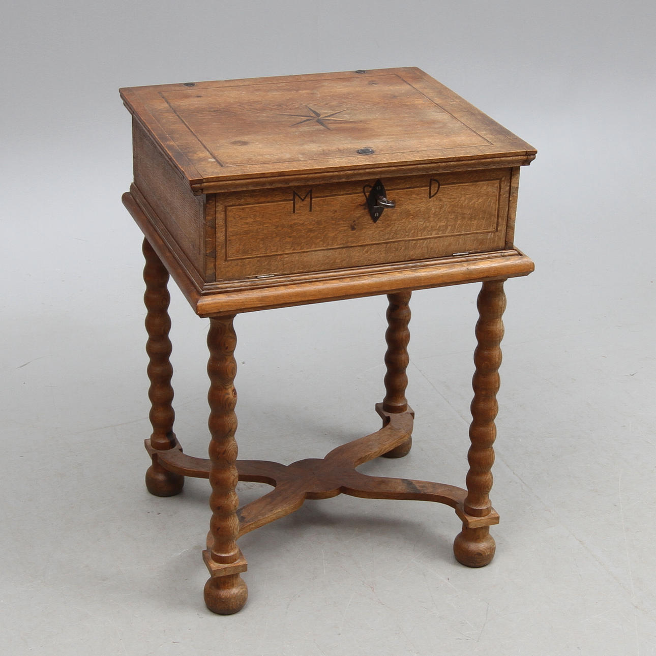 SCHATULL PÅ BENSTÄLLNING, ek, delvis 1700-tal.