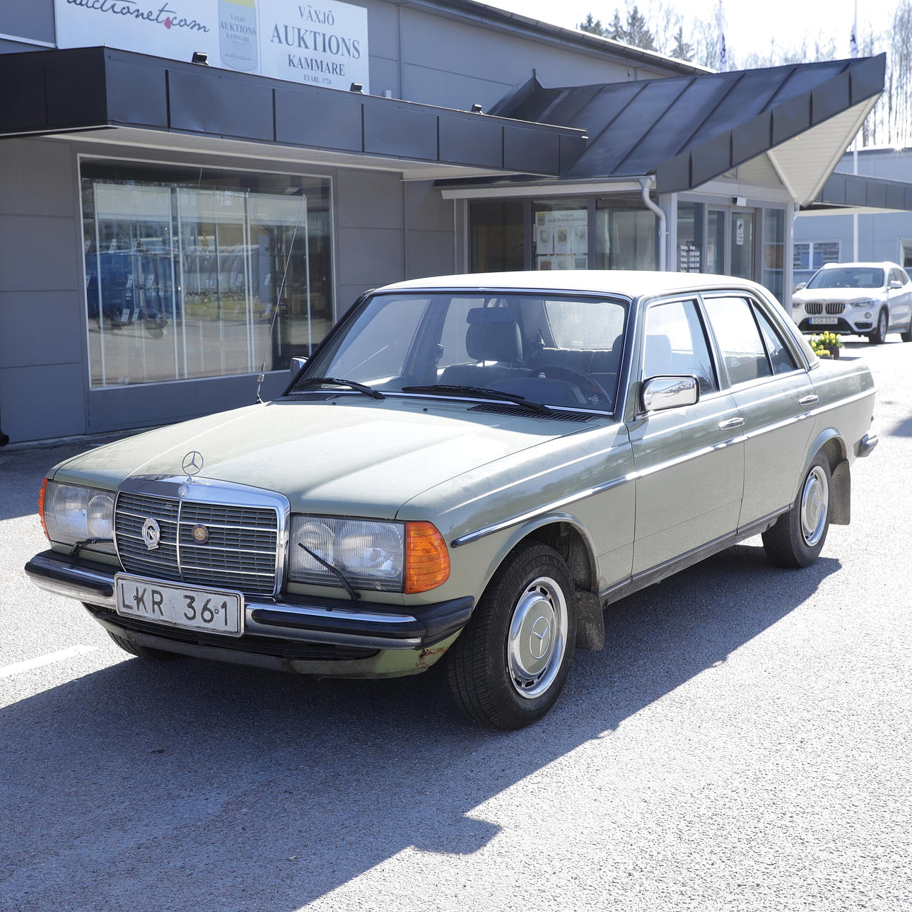 MERCEDES-BENZ 200, 1983.