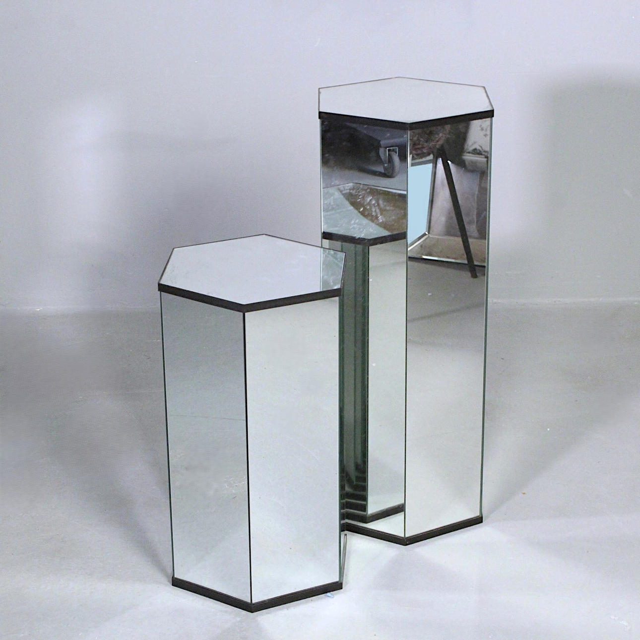 Zwei Spiegelsäulen.