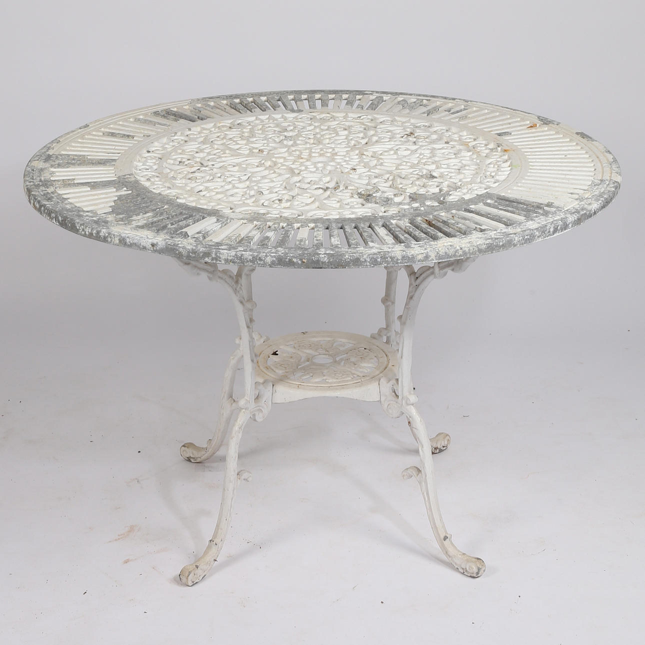 VALETTU ALUMIININEN PUUTARHAPÖYTÄ.