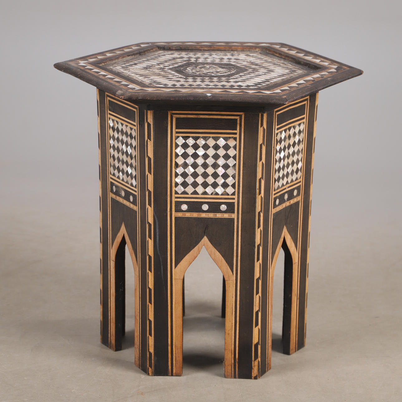 TISCH, orientalisch, Holz mit Perlenintarsien.