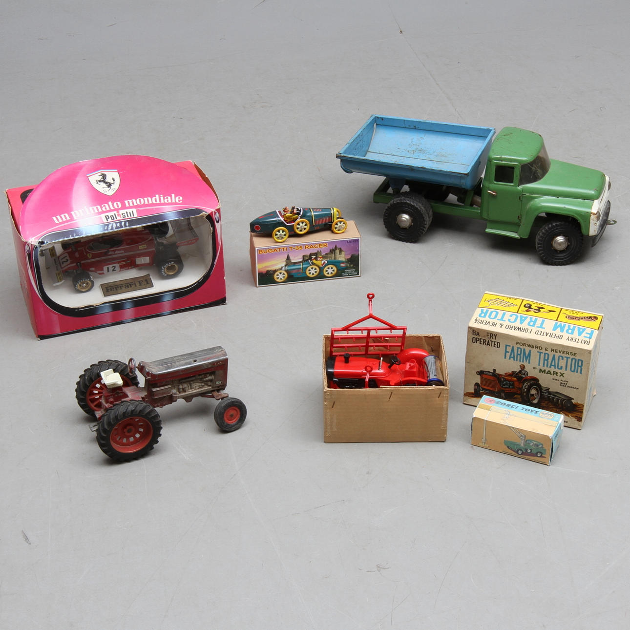 PARTI leksaker. Lastbil i plåt med hydraulisk tippanordning, MARX "Farm Tractor" i originalkartong, Polistil Ferrari i originalkartong, traktor i gjutjärn.
