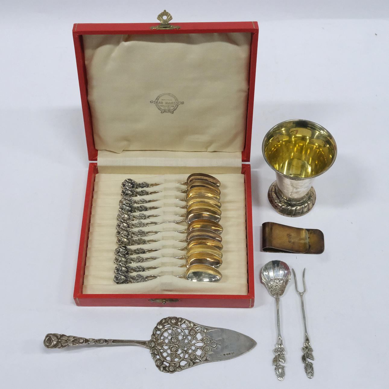 SILVERFÖREMÅL, BESTICK BÄGARE OCH SEDELKLÄMMA.