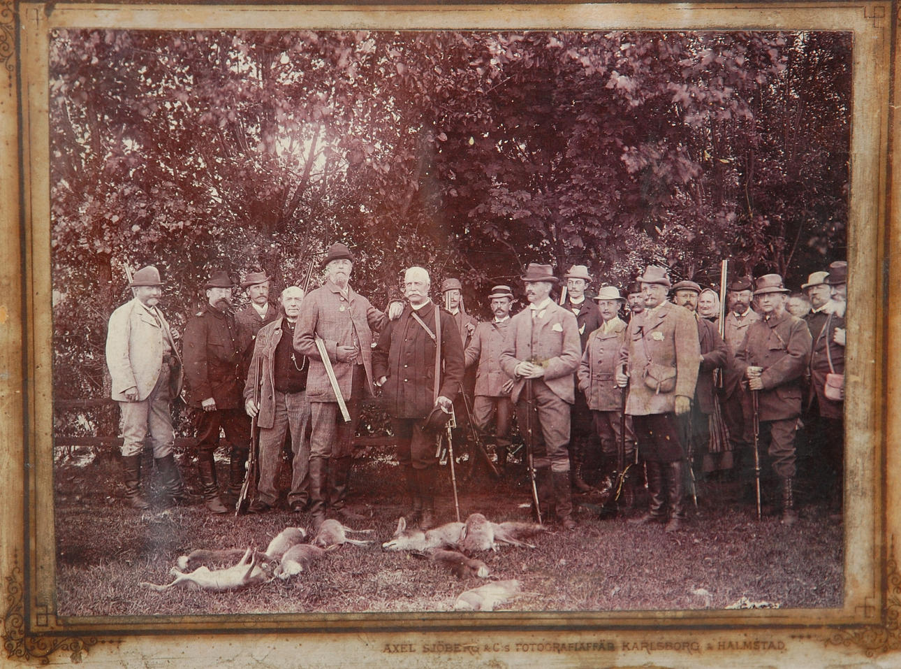 FOTOGRAFI, Oscar ll, med jaktsällskap, märkt Axel Sjöberg & C:s Fotografiaffär Karlsborg Halmstad.
