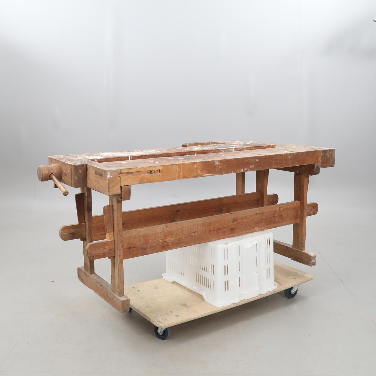 SNICKARBÄNK, tre fasta trätvingar.