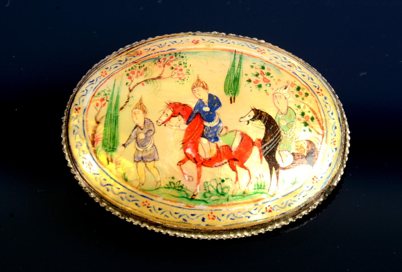 BROSCH, Indo Persiskt arbete, bemålad pärlemor.