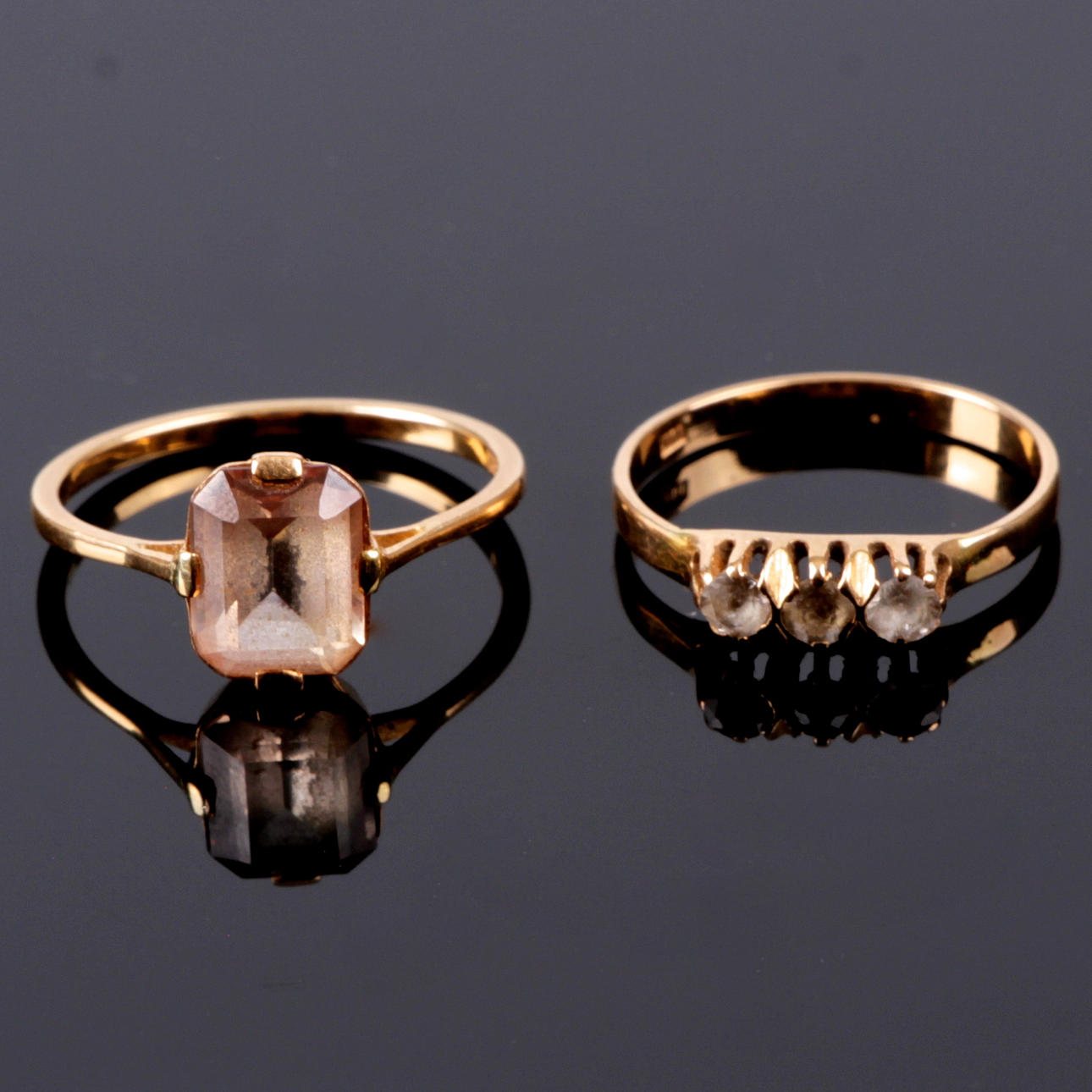 RINGAR, med stenar, 2 st. 18k guld, 1900-tal.
