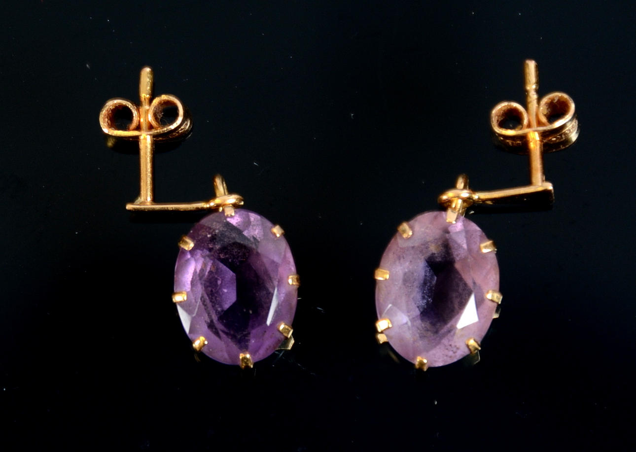 ÖRHÄNGEN, 1-par, 18 K, guld med lila stenar.