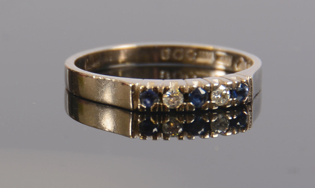 DIAMANTRING MED SAFIRER, 18K vitguld, Bengt Hallberg, Köping, 1999.