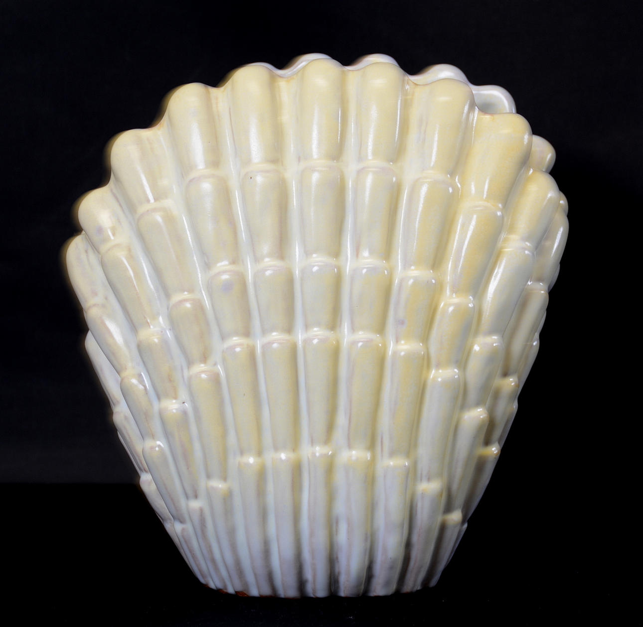 SNÄCKFORMAD VAS i lergods, Vicke Lindstrand, Upsala Ekeby.