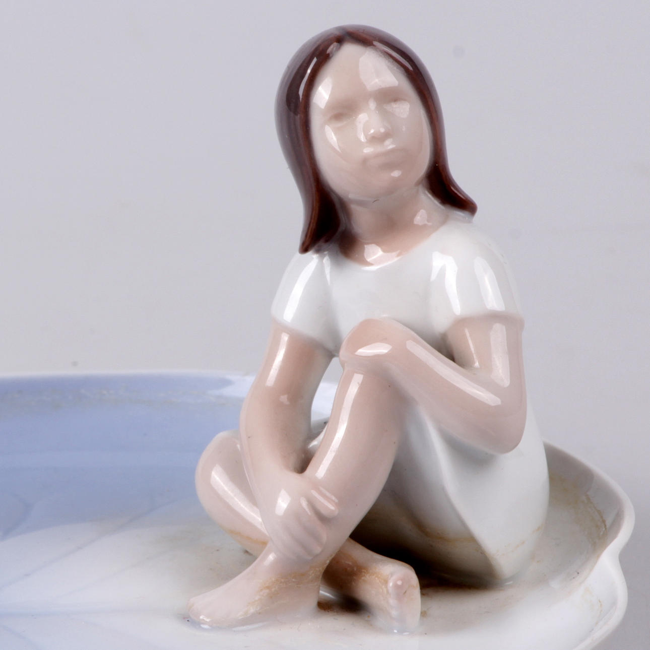 FIGURIN, på fat, porslin. Flicka på näckrosblad, Bing och Gröndahl.