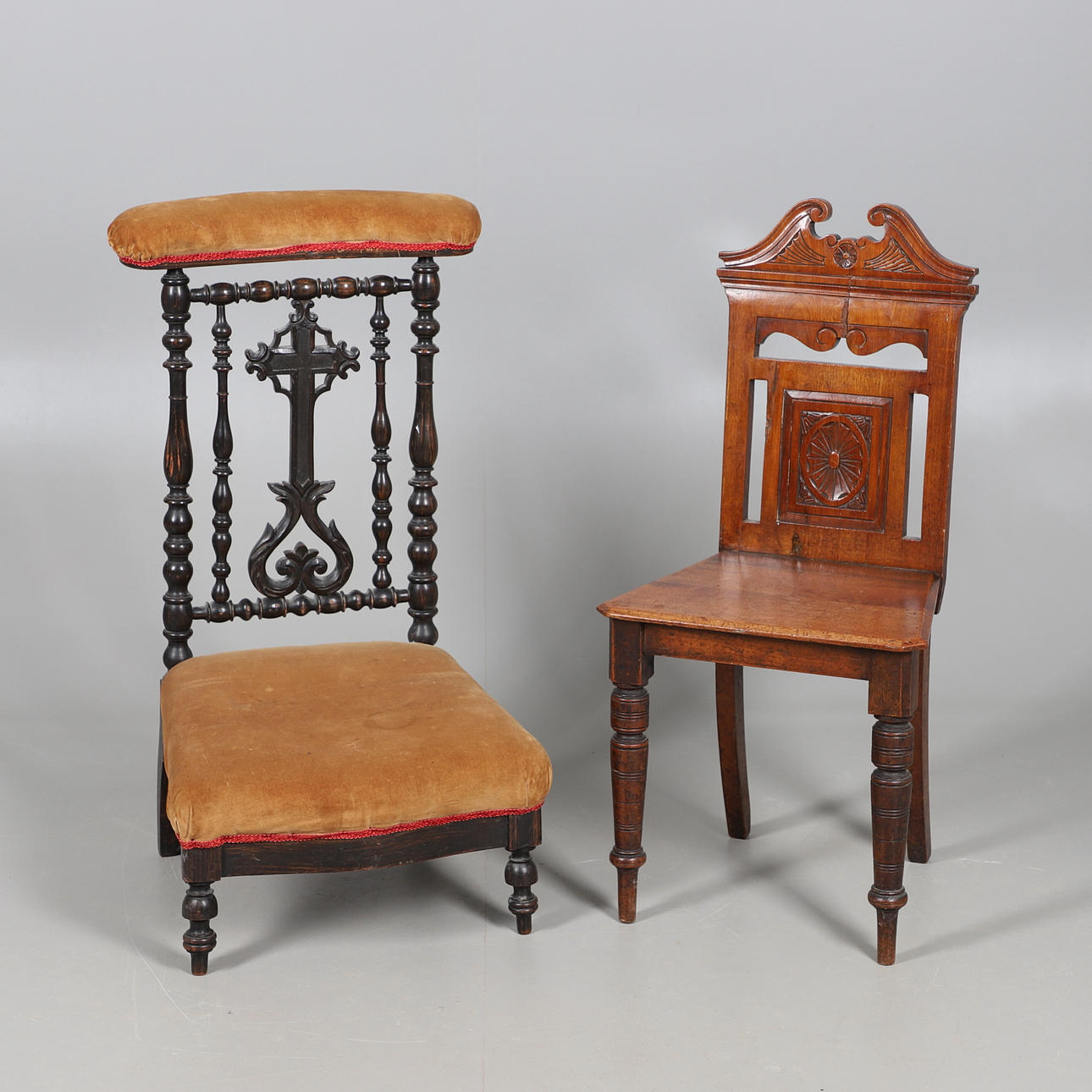 EIN VIKTORIANISCHER PRIE D'IEU STUHL UND EIN SAALSTUHL.