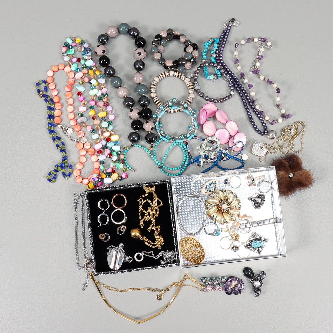 BIJOUTERIER. Bland annat Edblad och Skultuna.