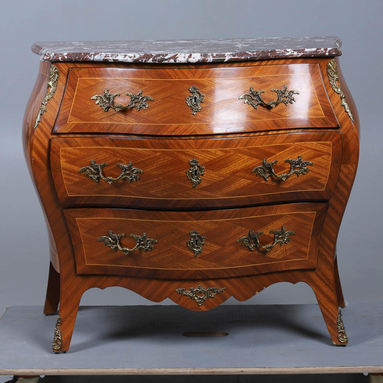 BYRÅ, rokokostil, 1900-talets andra hälft.