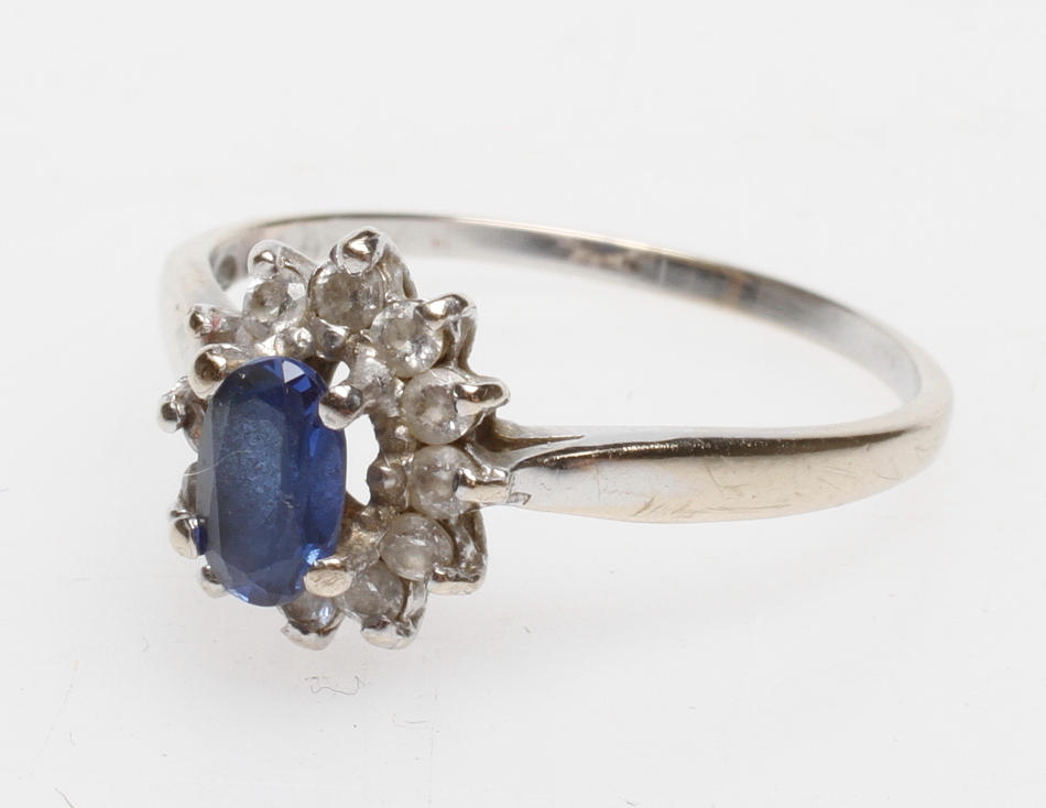 RING MED STENAR, 18k vitguld, vikt ca 2,5 gr.