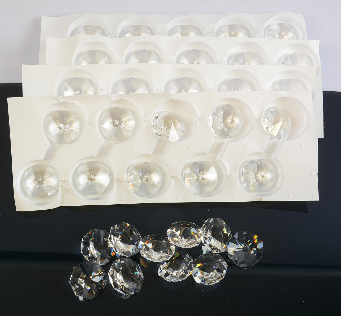 KRISTALLPRISMOR, brilljantslipade, 1-låda.