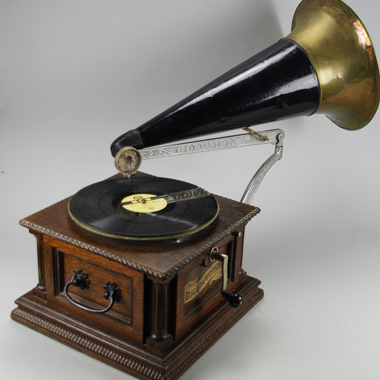 TRATTGRAMMOFORN, "The Disc Graphophone", Columbia.
