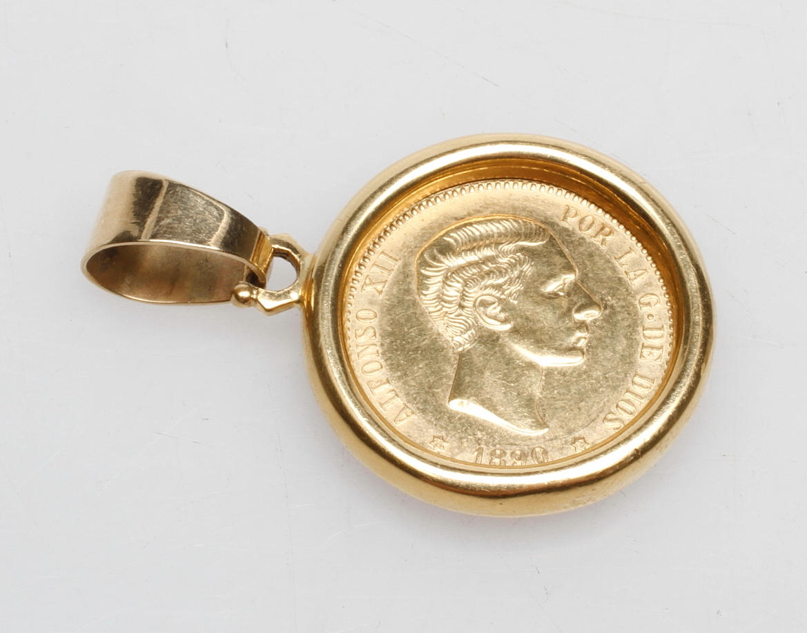HÄNGE MED INFATTAT GULDMYNT, 18-23k guld, total vikt ca 14,9 gr.