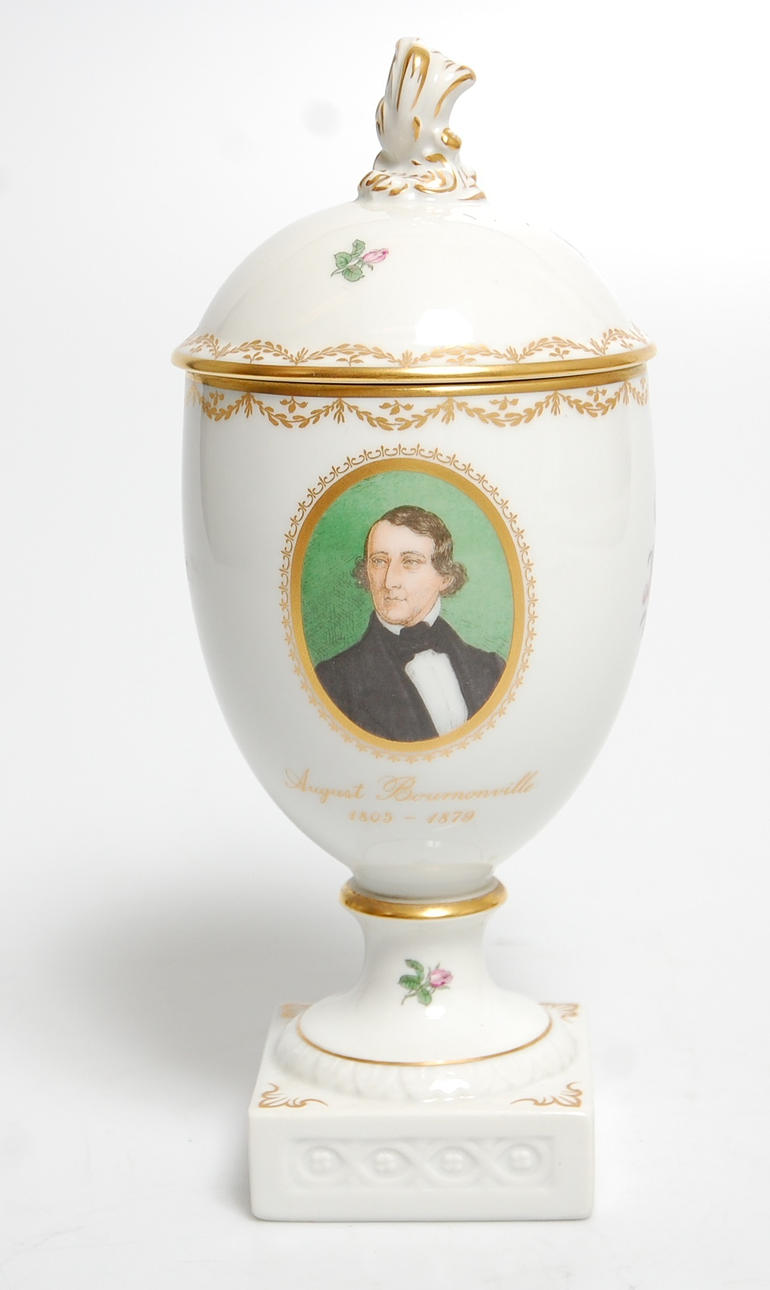 LOCKURNA, porslin, med målning föreställande Balettmästaren August Bournonville 1805-1879, Royal Copenhagen.