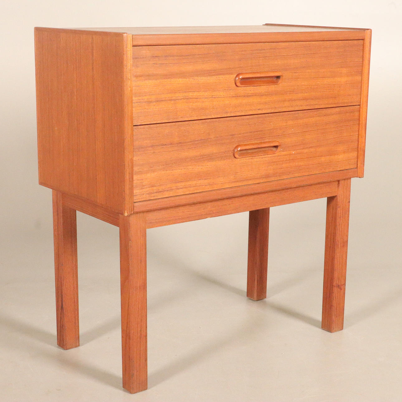 HALLMÖBEL / BYRÅ, teak 1900-talets mitt.