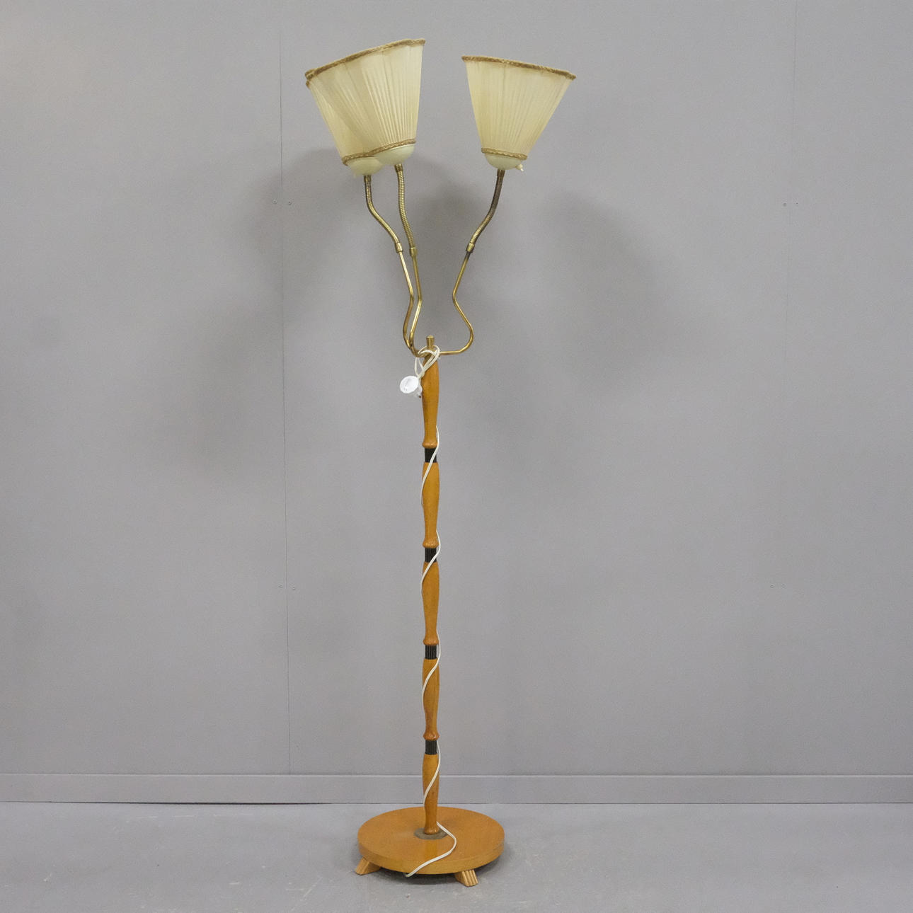 GOLVLAMPA MED TRE ARMAR.