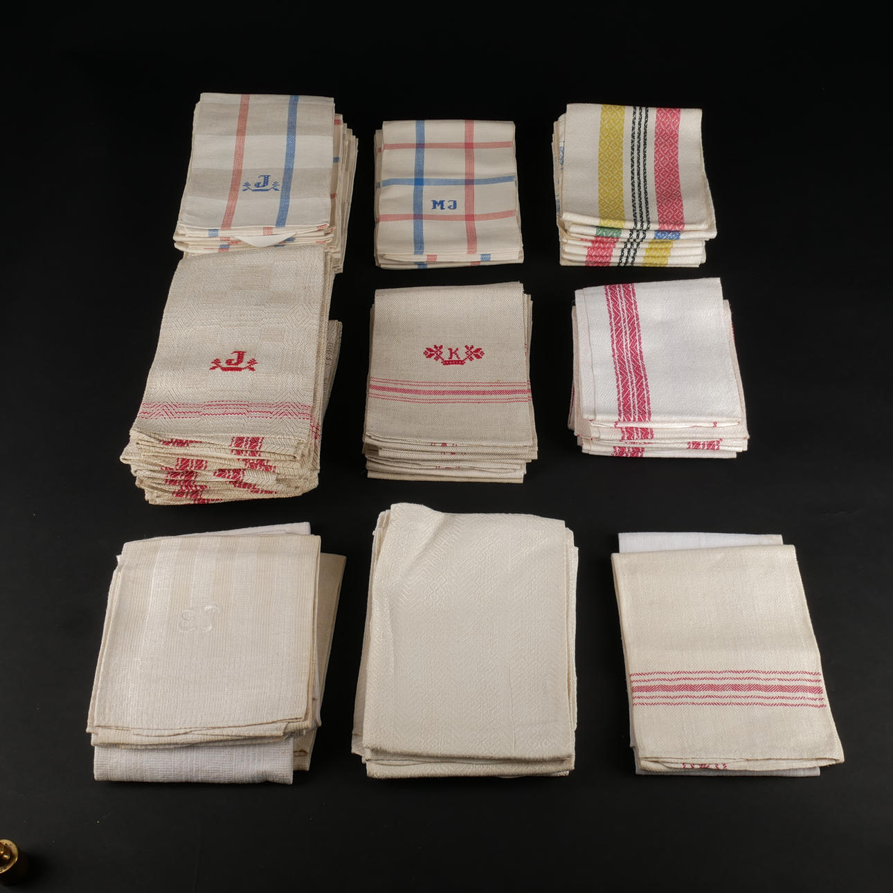 LINNEHANDDUKAR, bla med monogram, ca 66 st.