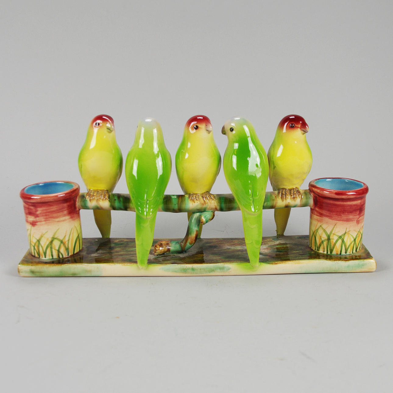 FIGURIN MED SKÅLAR, porslin.