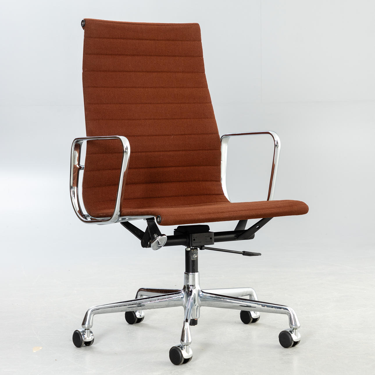 Aluminiumstol, ”EA 119”, Ray & Charles Eames, Vitra, Hopsak Brun.