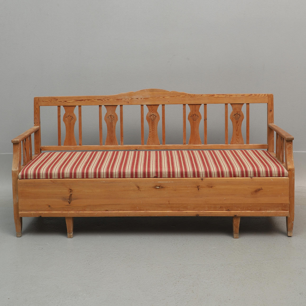 A kitchen sofa, pine, extendable, 1800/20th century.