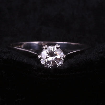 RING vitguld 18K, Alton F, med briljantslipad diamant, 0,57 ct. Top Wesselton VVS.