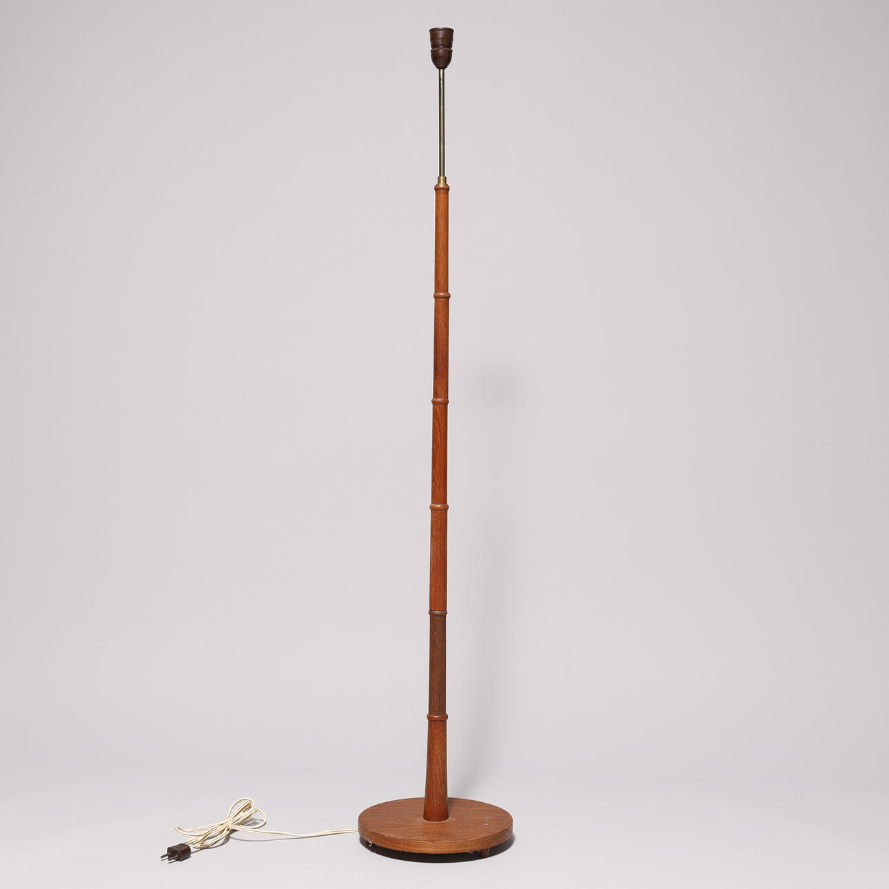 DANSK DESIGN. Standerlampe af teak og messing, Danmark.