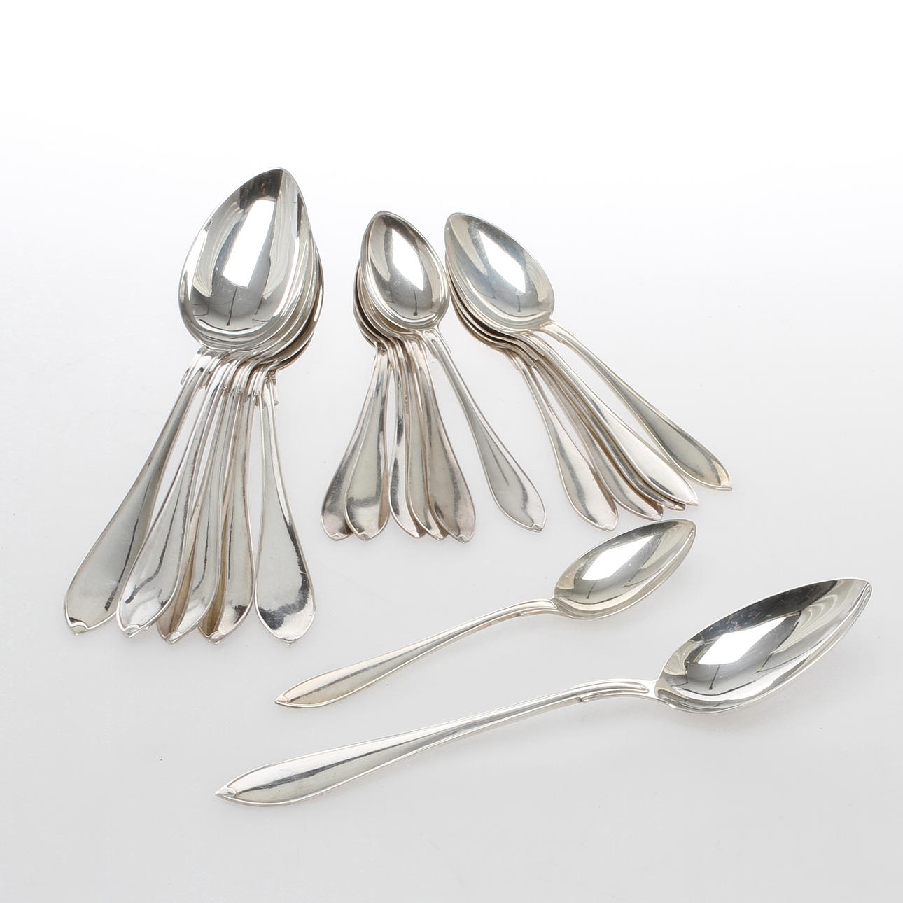 TE/KAFFESKEDAR 12 st samt SKEDAR 6 st, silver, modell Svenskt spetsig, delvis GAB, 1900-tal.