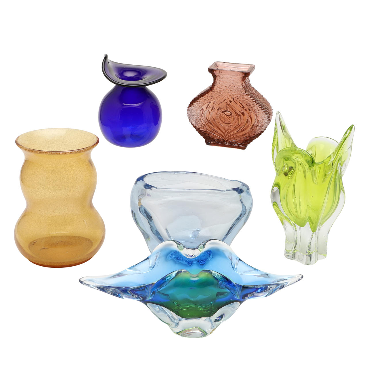 A COLLECTION OF SIX PIECES OF ART GLASS TO INCLUDE AN ORREFORS STYLE VASE.
