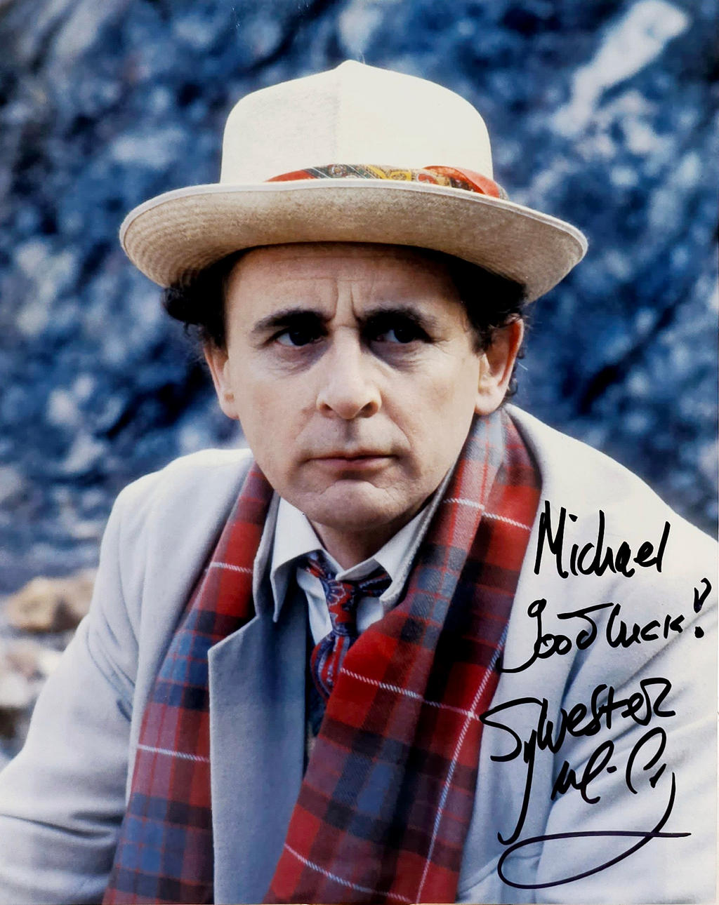SYLVESTER MCCOY. DEDICATED AUTOGRAPH ON PHOTOGRAPHY.