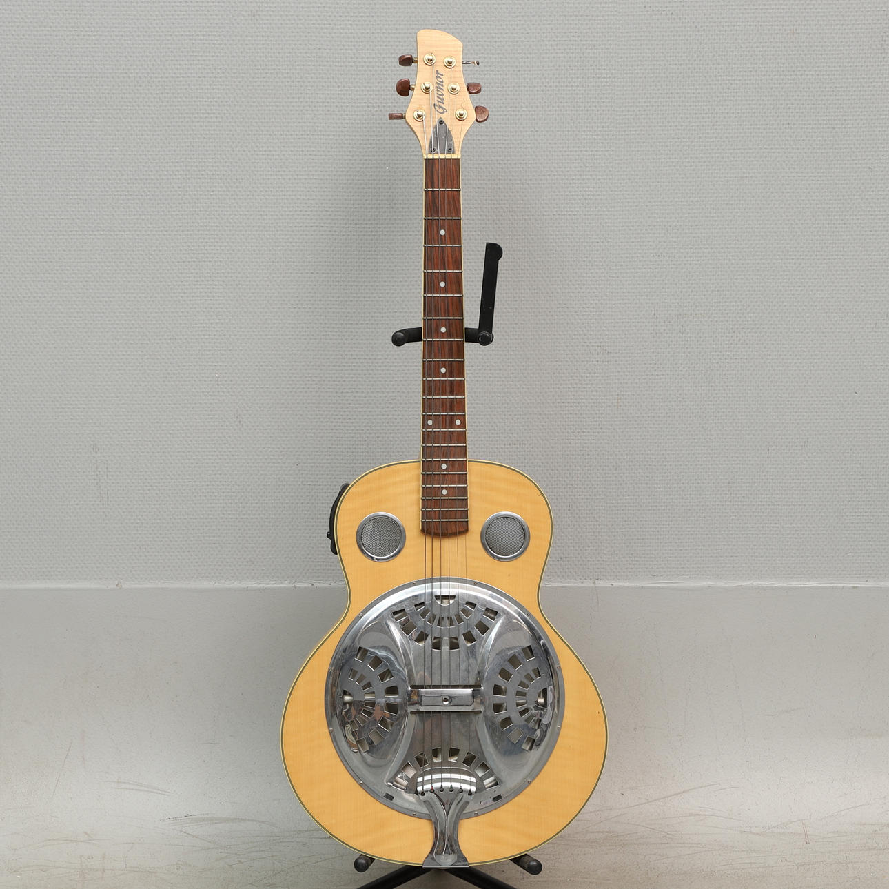 RESONATOR-KITARA, Guvnor, sisäänrakennettu mikrofoni.