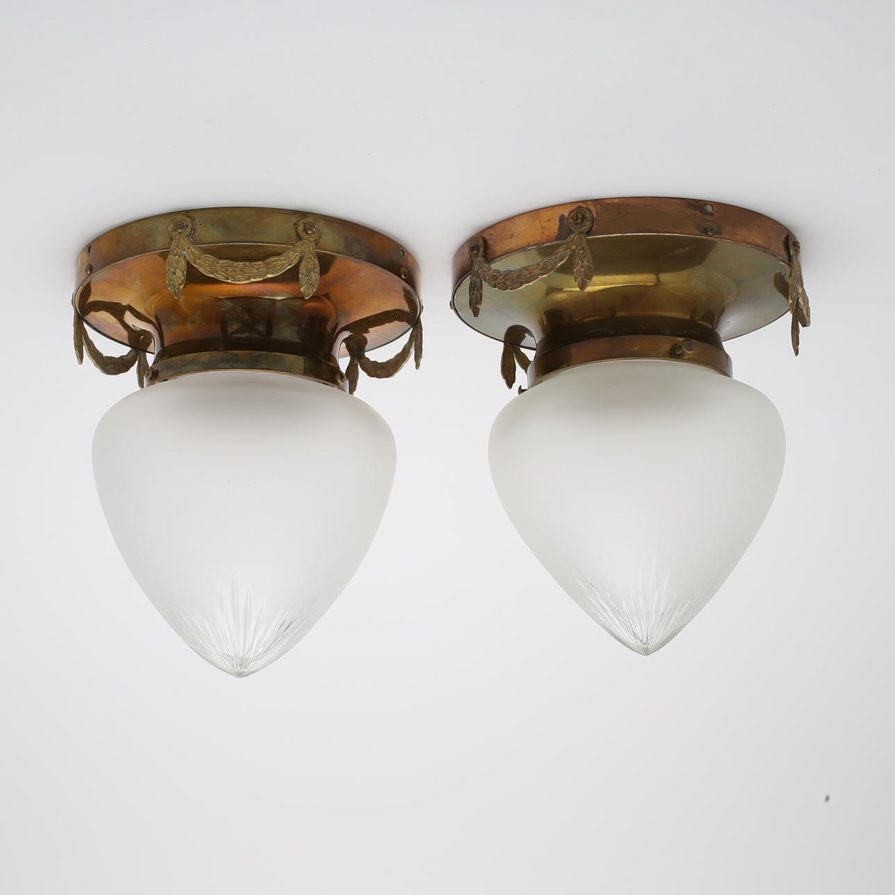 TAKPLAFONDER, ett par, glas/koppar, mässing, tidigt 1900-tal.